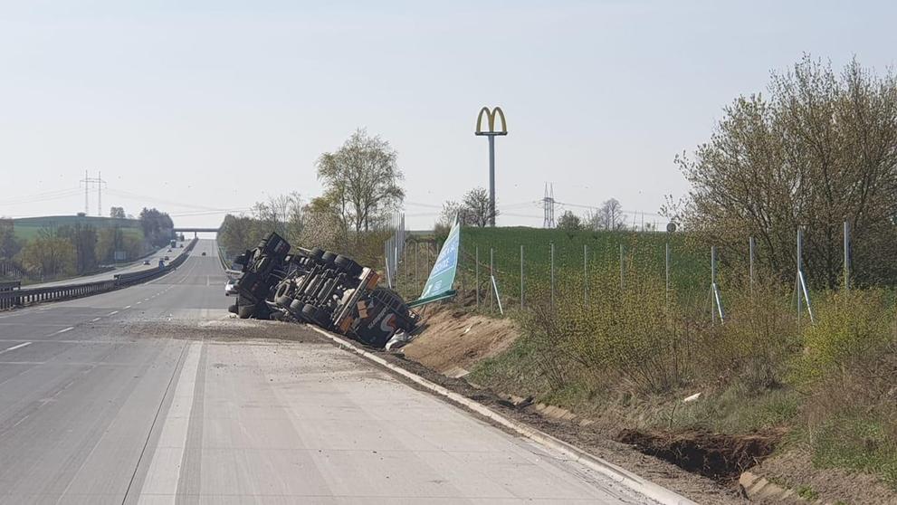 Na D1 se převrátila cisterna - 3