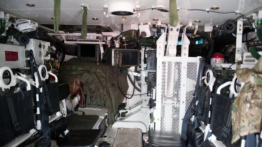 Interiér obrněného transportéru Stryker - 2