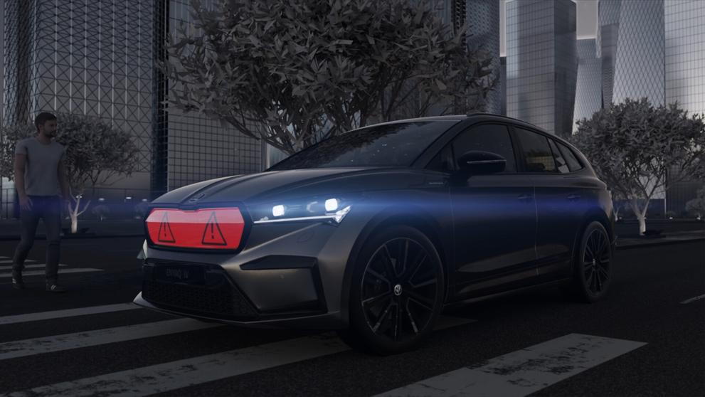 Signalizační maska na přídi automobilu Enyaq iV