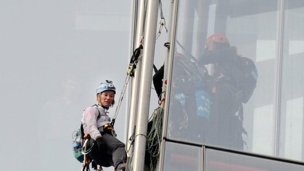 Aktivistky Greenpeace lezou na londýnský mrakodrap - 5