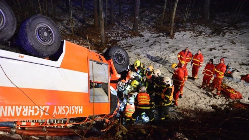 Při převrácení cisterny u Karviné zahynul dobrovolný hasič - 3
