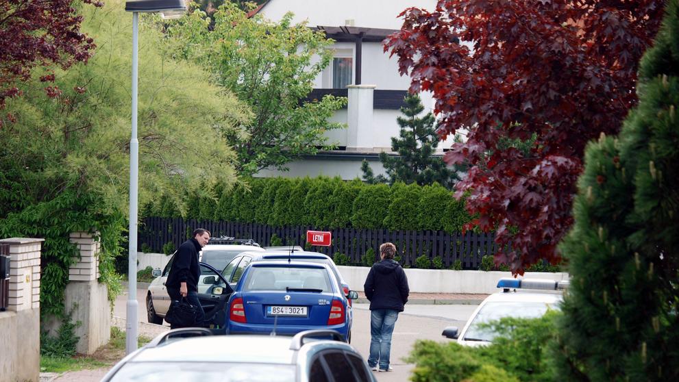 Policie prohledává dům Davida Ratha - 3