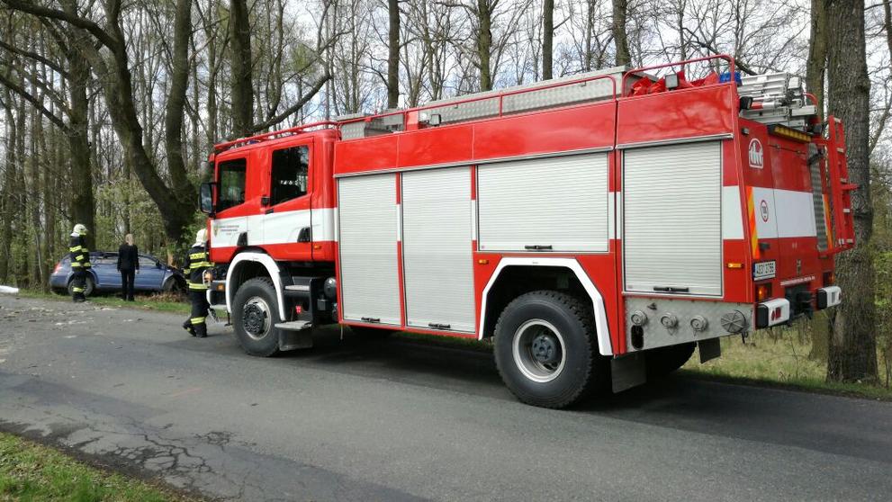 Řidič na Rakovnicku narazil do stromu
