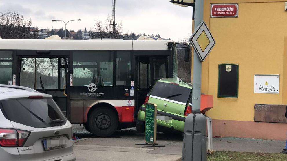 Vážná nehoda autobusu a dvou aut v Modřanech - 4