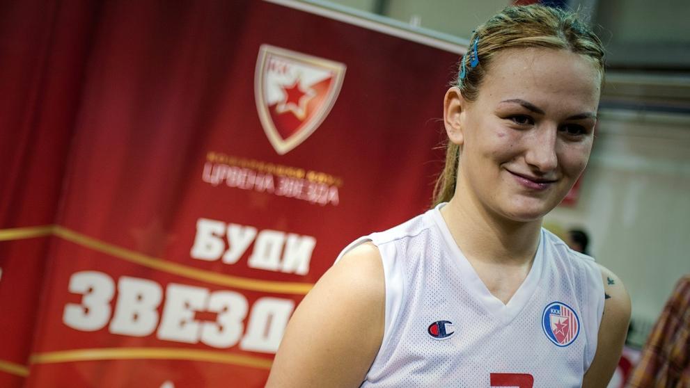 Srbská basketbalistka hraje s ortézou - 7