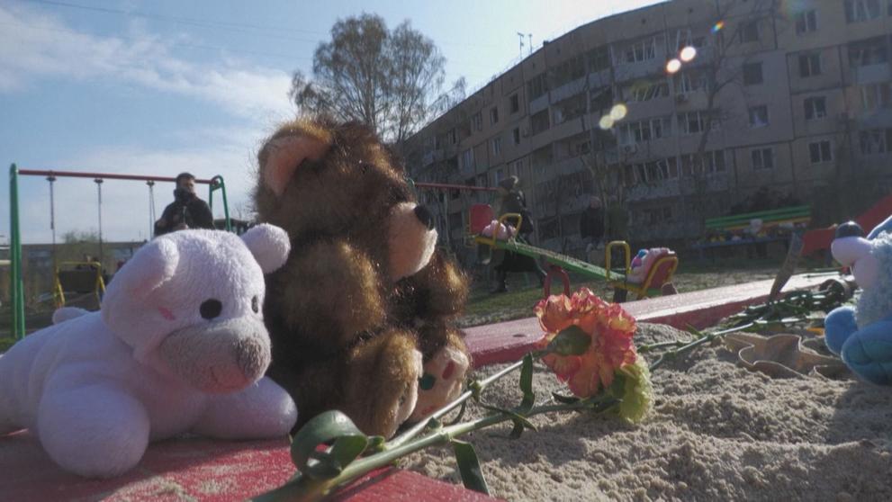 Obyvatelé vzdávají hold obětem zabitým při ruském útoku na město Kryvyj Rih