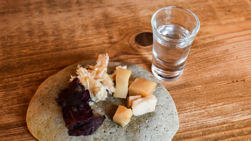 Islandská národní pochoutka Hákarl z uzeného žraločího masa
