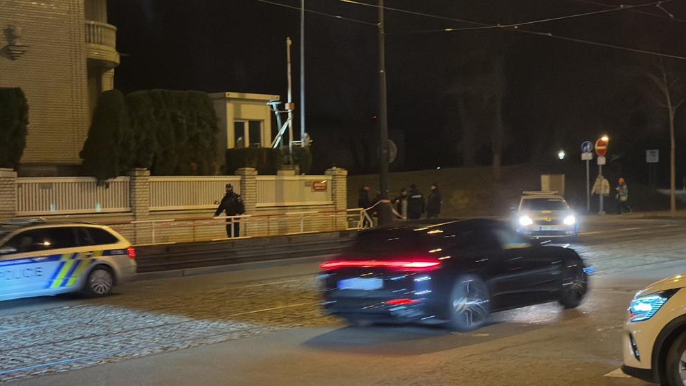 Policejní zásah u izraelské ambasády, kde se pokusil upálit muž