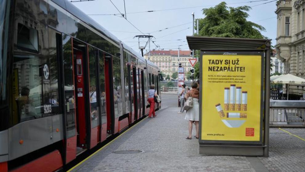 Vyznačená nekuřácká zóna na zastávce MHD - 6