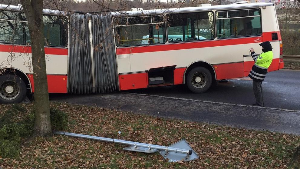 Nehoda autobusu v Praze v Hostivaři - 2