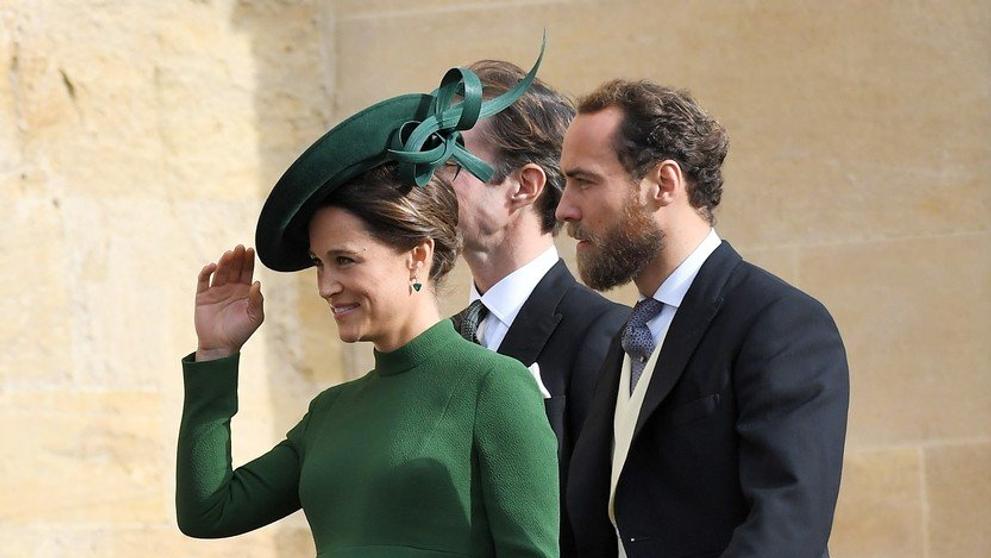 Podívejte se, jak to na svatbě slušelo Meghan a Kate!