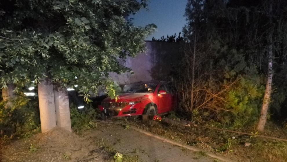 Auto se probouralo až do domu - 2