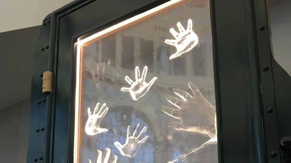 Pomník Wintonových dětí na Hlavním nádraží zničil vandal - 8