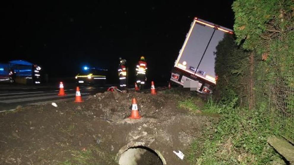 Kamion vrazil do stánku s občerstvením - 1