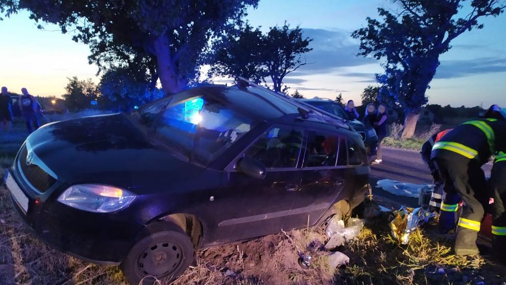 Vlak naštěstí pro posádku auta odhodil škodovku stranou