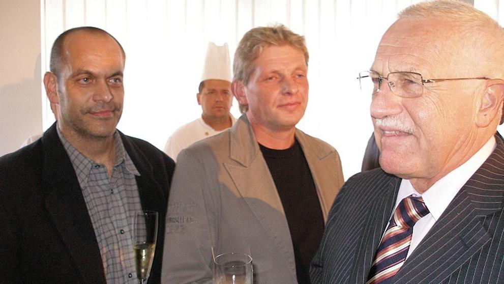 Prezident republiky si na hokeji v Jihlavě připil s místními hokejovými osobnostmi, mezi imiž nechyběli například Aleš Polcar (vlevo) a Jaroslav Benák.