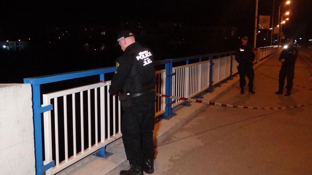 Mladík ležel v tratolišti krve pod asi 15 metrů vysokým mostem