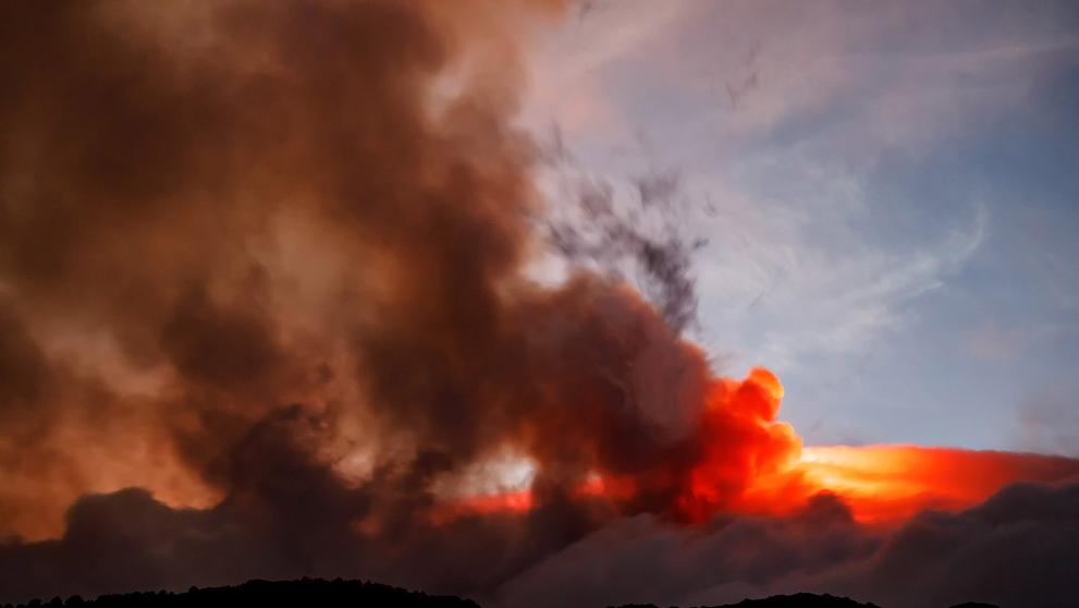 Italská sopka Etna začala chrlit lávu