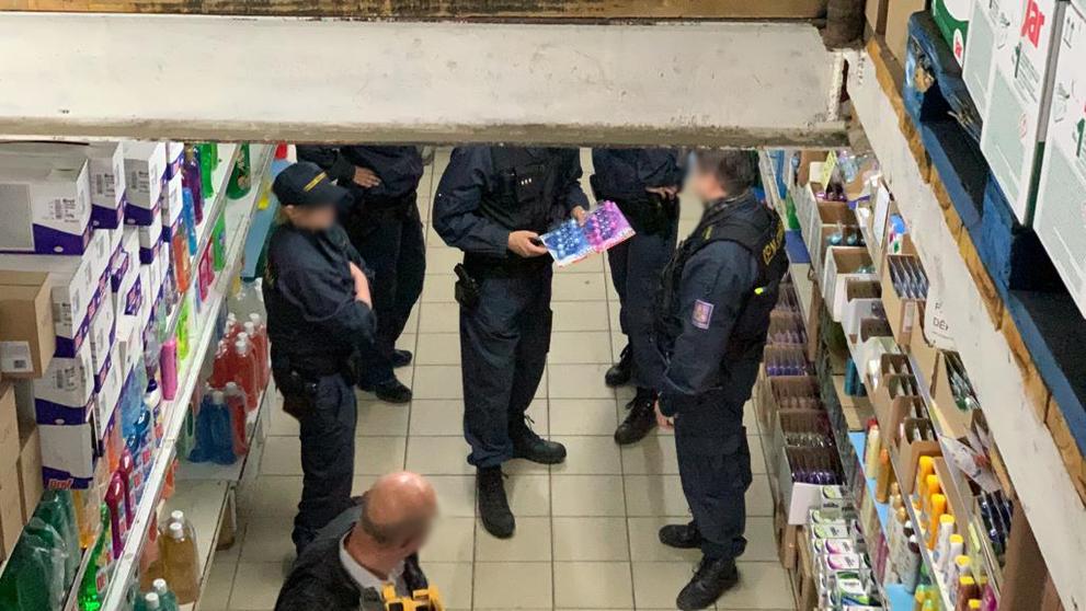 Padělky vůní do záchoda v pražské Sapě - 2