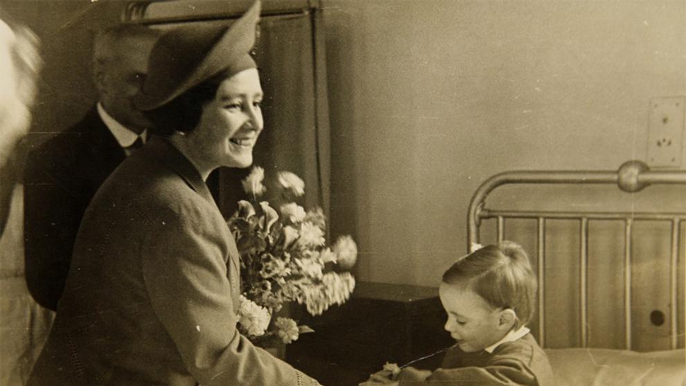 Zajímavé fotografie ze života královny Alžběty II. - Královna Alžběta dostala zpět 2 banány