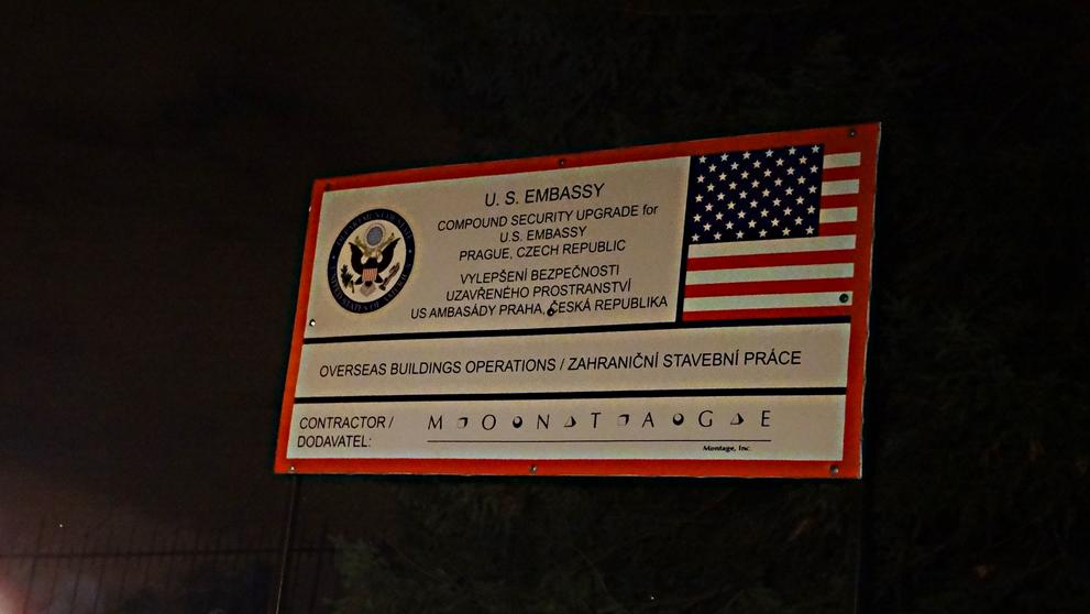 Hasiči museli z ulice natáhnout dlouhé vedení vody hadicemi