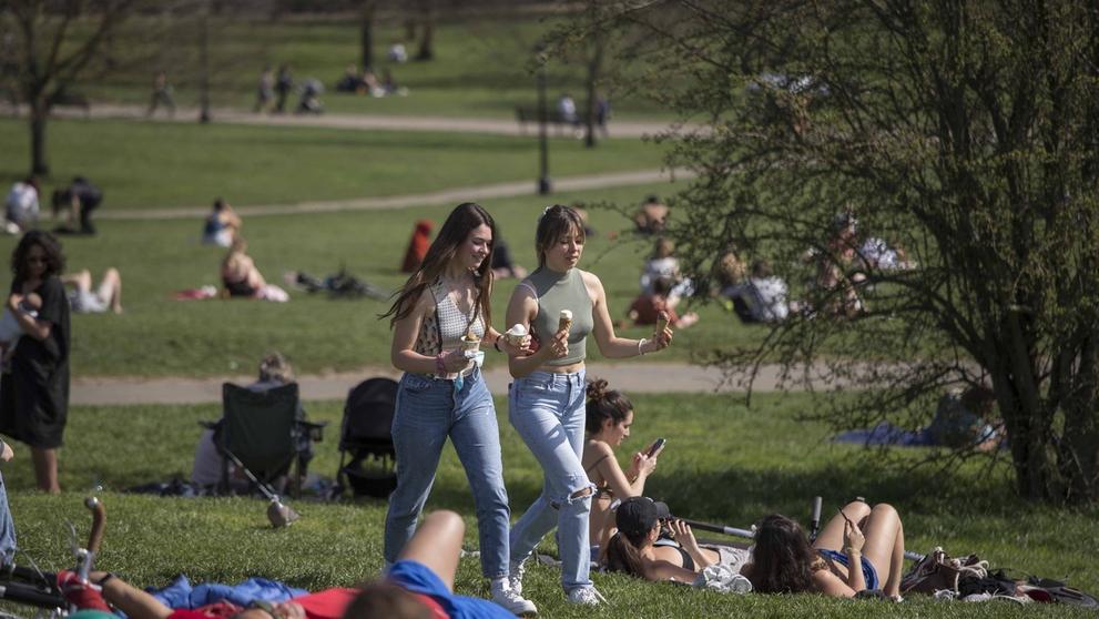 Hezké počasí a rozvolnění - Britové vzali parky a pláže útokem - 2