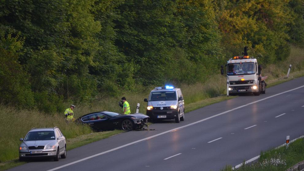 Na R10 u Prahy bouralo Maserati s opilým řidičem