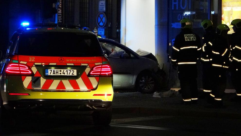Auto prolétlo křižovatkou a zastavilo se o roh paláce.