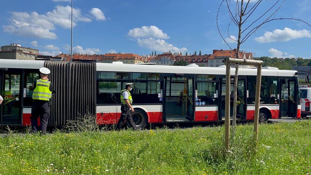 Seniorka pod autobusem skončila vážně zraněná - 11