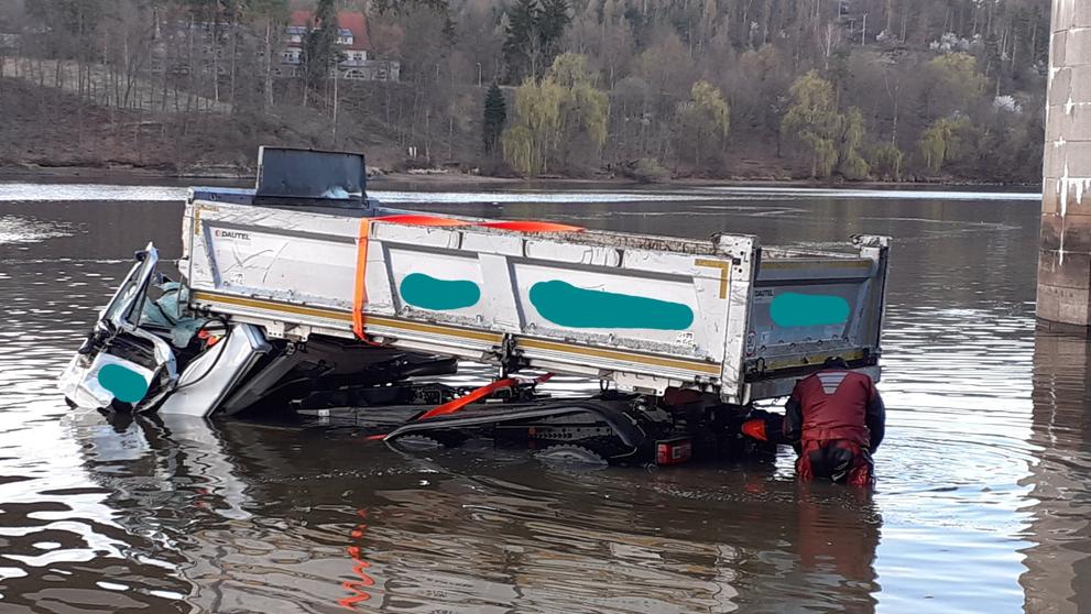 Nákladní auto vytažené z Vltavy