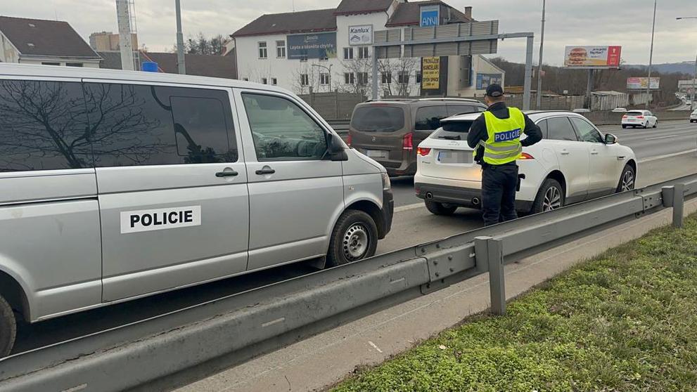 Policie zabavuje auta