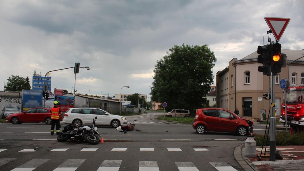 Řidička nerespektovala dopravní značku a srazila motorkáře (4)