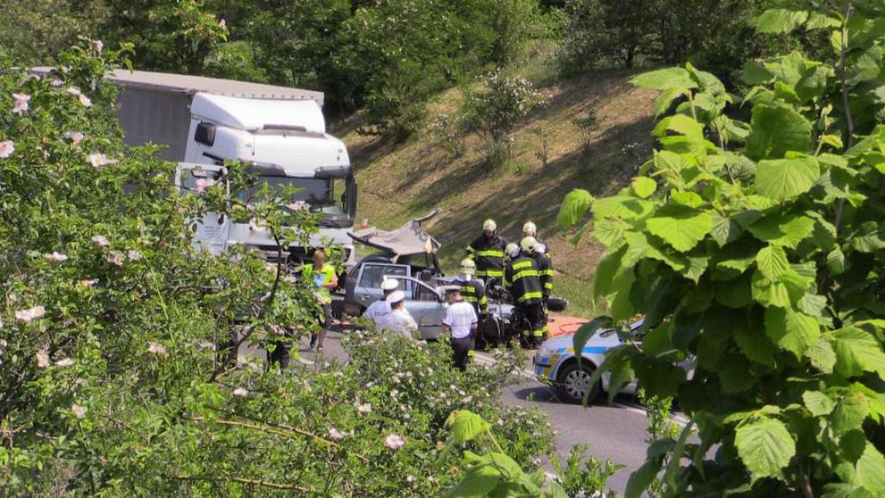 Tragická dopravní nehoda osobního auta kamionu a dodávky na Mělnicku - 2