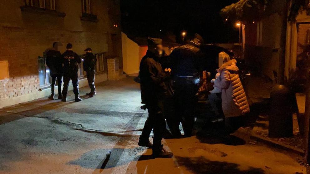 Patnáctiletou dívku policisté vypátrali i s její tříměsíční dcerou - 3