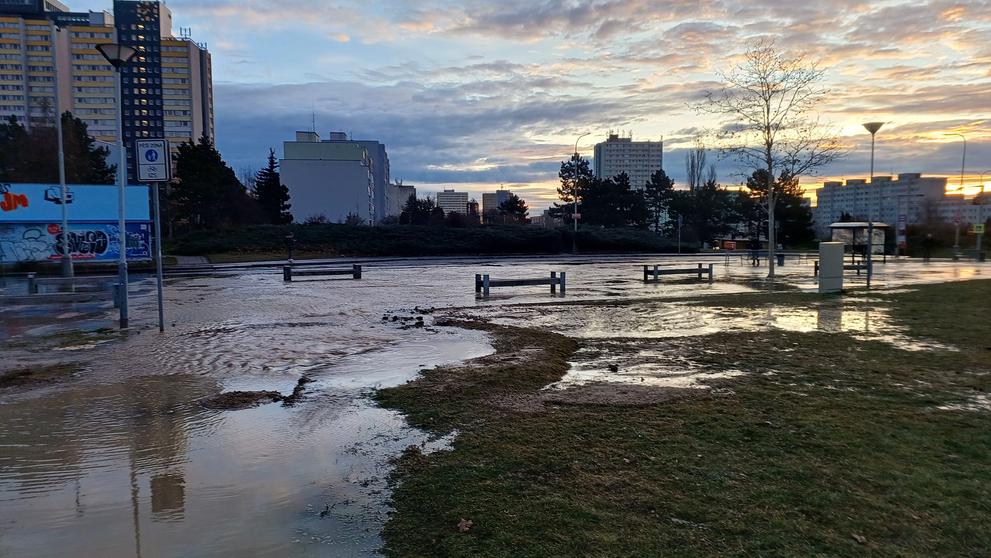 Zaplavená ulice U Modré školy