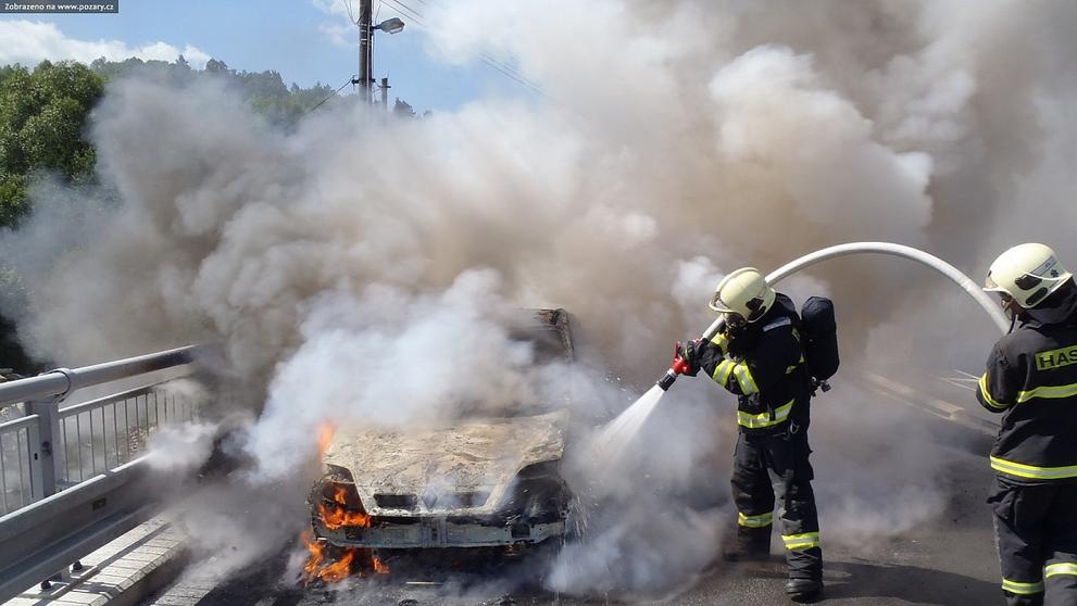 Hasiči likvidovali hořící auto v Kašavě