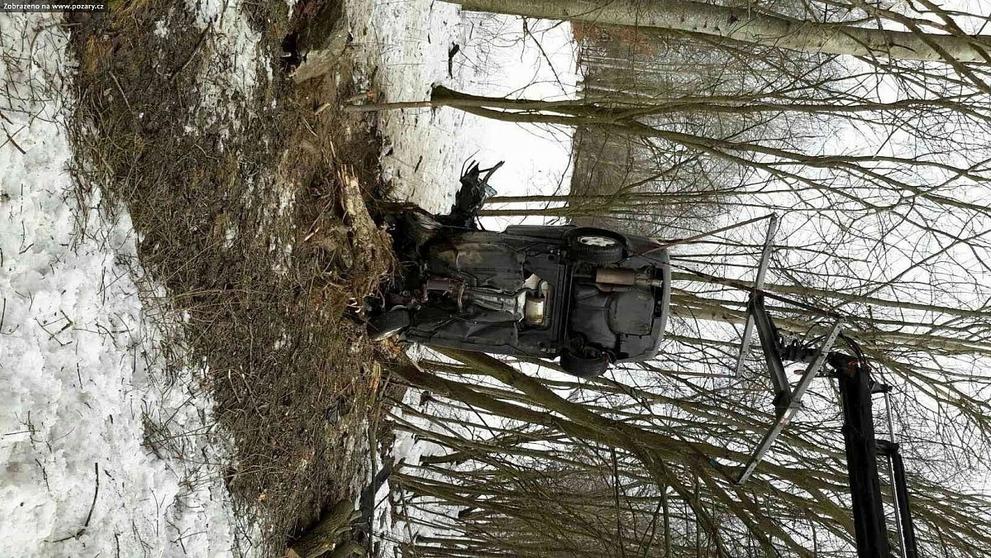Auto mezi stromy v Boučí - 15