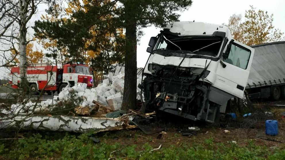Nehoda kamionu převážející víno u obce Vysočina - 3
