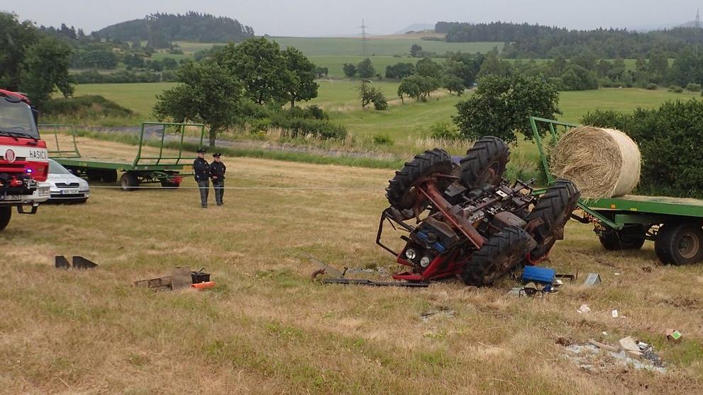 Na poli se převrátil traktor, řidič na místě zemřel