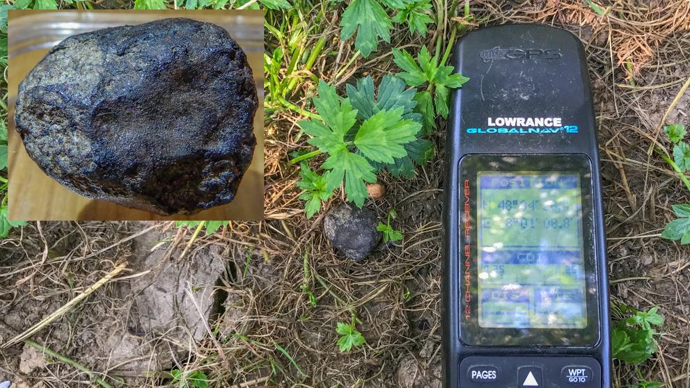 První meteorit Renchen (M1) o hmotnosti 11.9 g v nálezové pozici a s vloženým detailem.