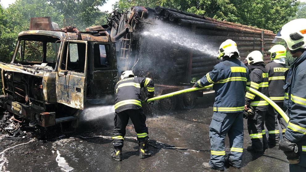 Nákladní vůz po srážce s motorkou shořel - 2