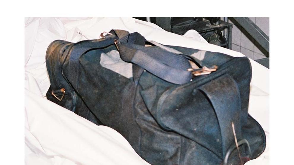Žena v řece IJ, 17. května 2004, Nizozemsko, taška, ve které byla oběť