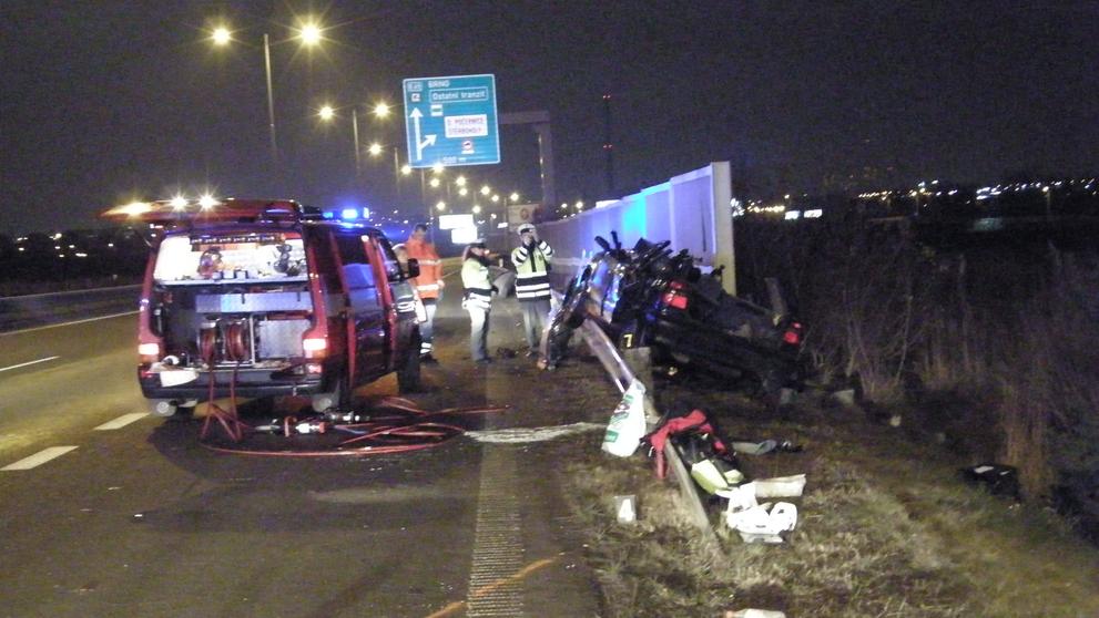 Auto bylo zapasované mezi svodidly a protihlukovou stěnou.