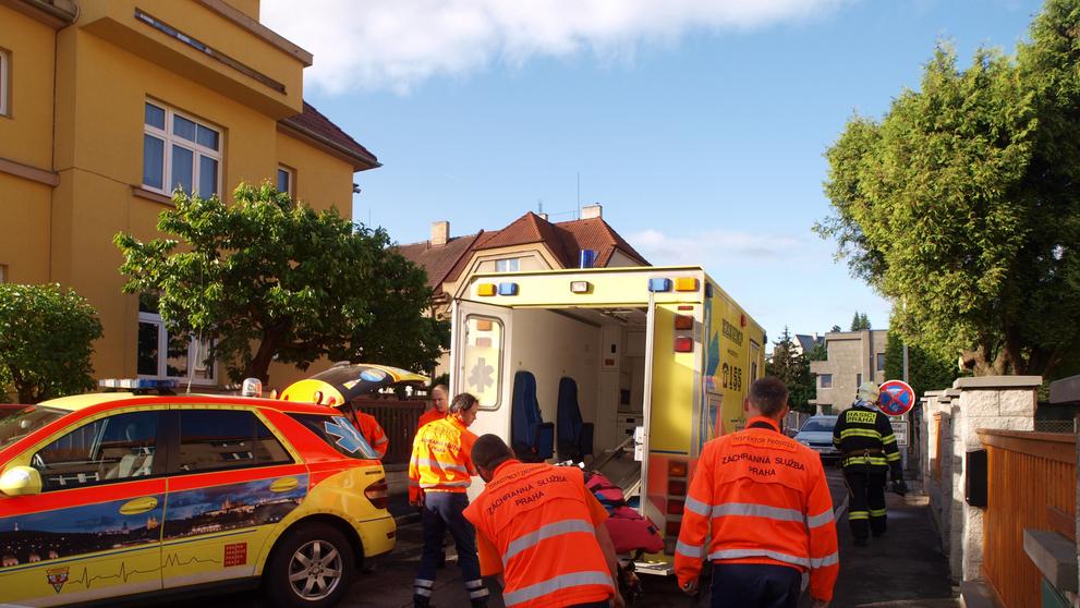 Muž hrozil skokem ze střechy - 4