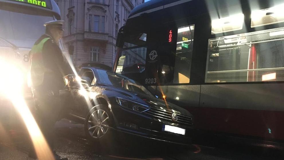 Auto se srazilo s tramvajemi 3