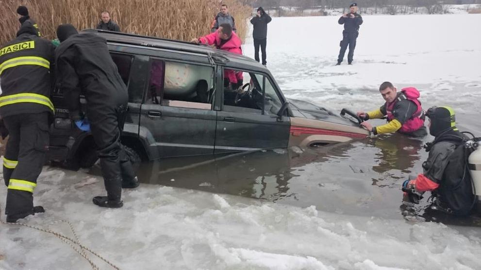 Hasiči museli vytáhnout auto z ledové vody