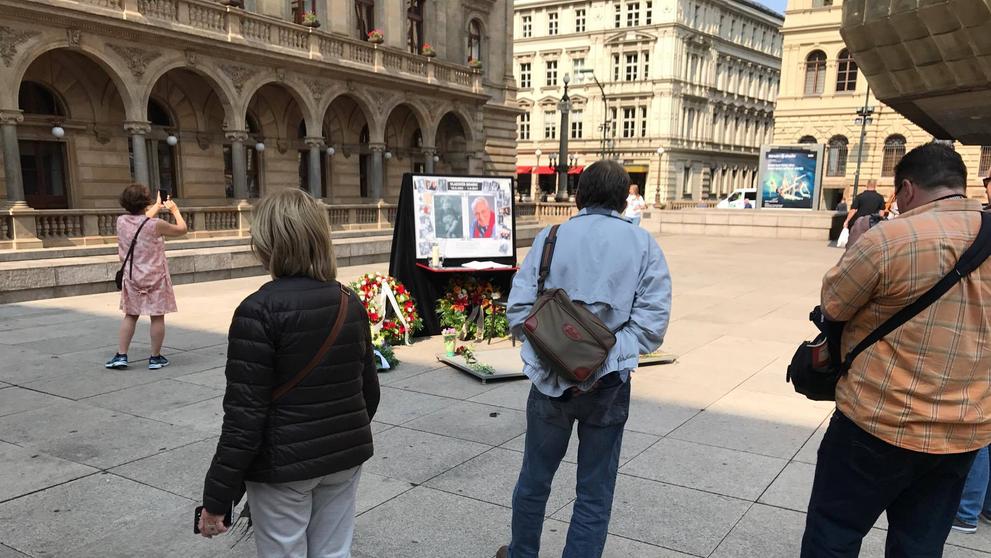 Poslední rozloučení s Vladimírem Brabcem u Národního divadla - 3