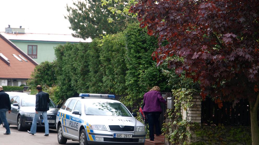 Policie prohledává dům Davida Ratha - 2