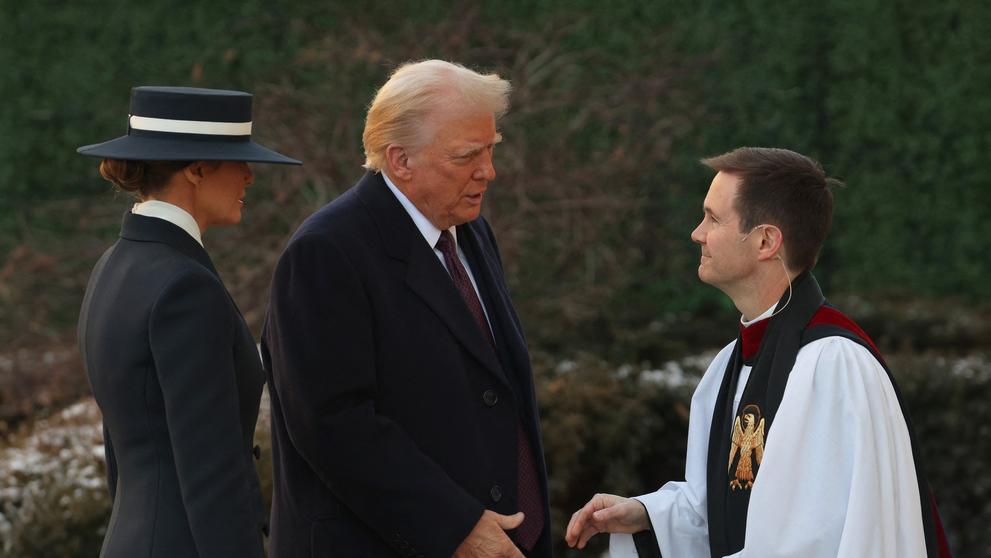 Donald Trump s manželkou zahajuje program před inaugurací návštěvou kostela ve Washingtonu