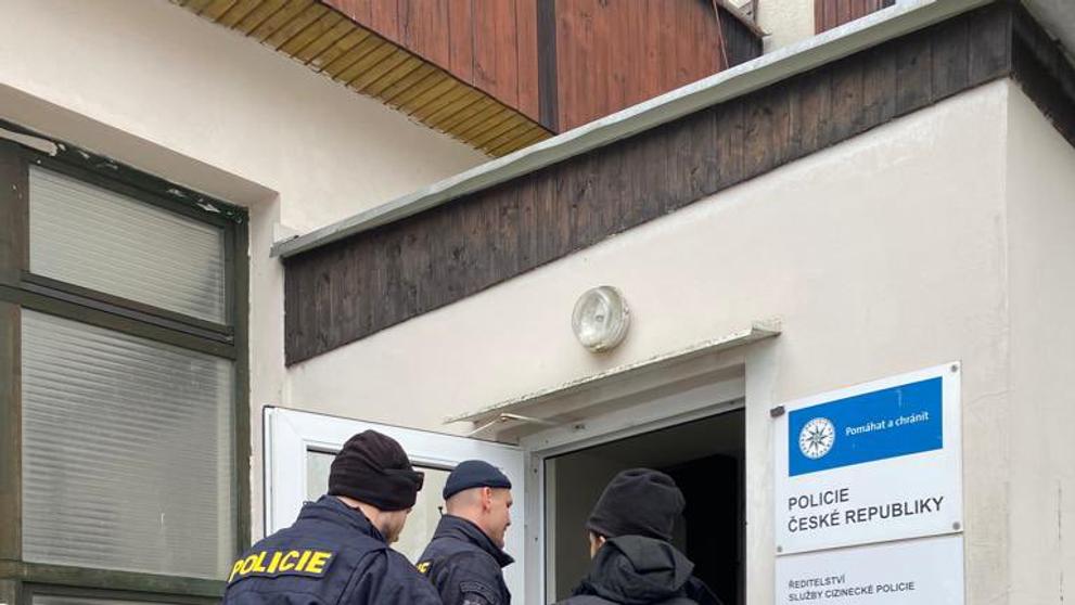 Policie pátrá po několika cizincích